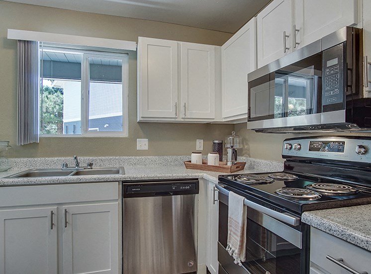Kitchen l Marinas Edge Apartments in Sparks NV